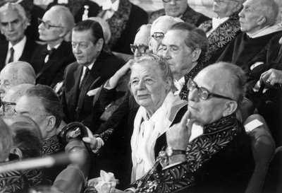 Aufnahme von Marguerite Yourcenar in die Académie Française in Paris am 22. Januar 1981: hier mit Maurice Schumann von Unbekannt Unbekannt